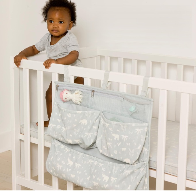 Organizér pripevnený na detskej postieľke